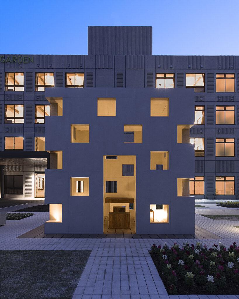 Mặt dựng – lớp da của kiến trúc: Đẹp – Bền – Tiết kiệm 9 Textured Concrete Facade Japan